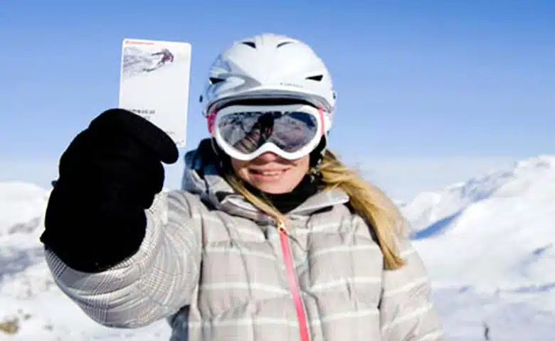 assurance ski avec carte bleue : les garanties et assistances du forfait de ski