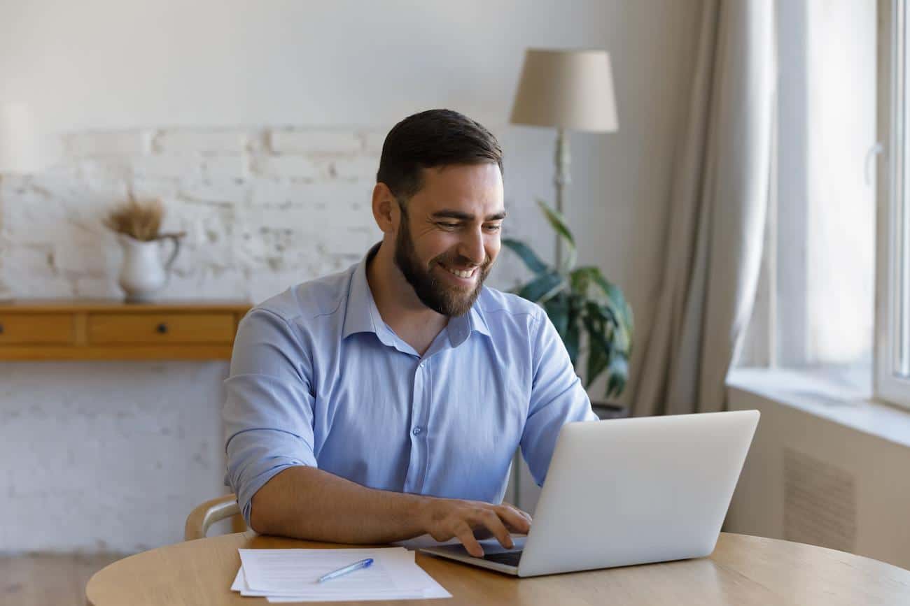 homme-interesse-souriant-ordinateur