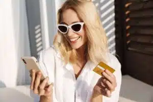 Femme heureuse carte bancaire vacances