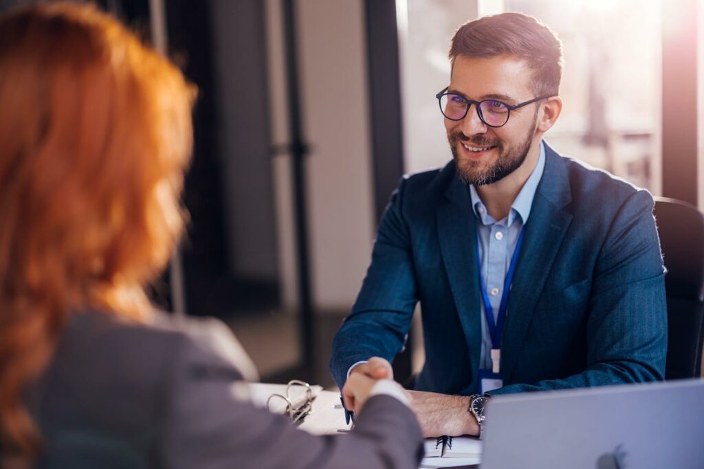 Directeur-banque-heureux-serrant-main-client