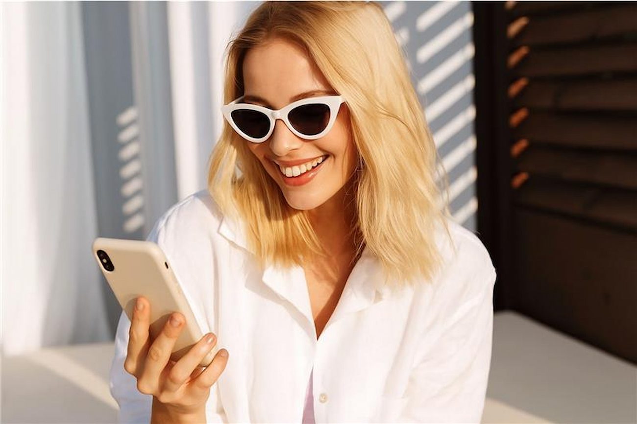 Femme-face-smartphone