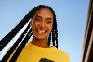 Femme heureuse offre de bienvenue