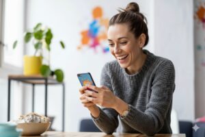 femme heureuse smartphone cashback