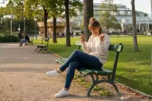 Assurance vie GG Planet : l’assurance-vie exigeante pour l'avenir qui bat le CAC 40 ! Femme heureuse épargne