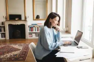 Femme ordinateur découvre une offre de bienvenue