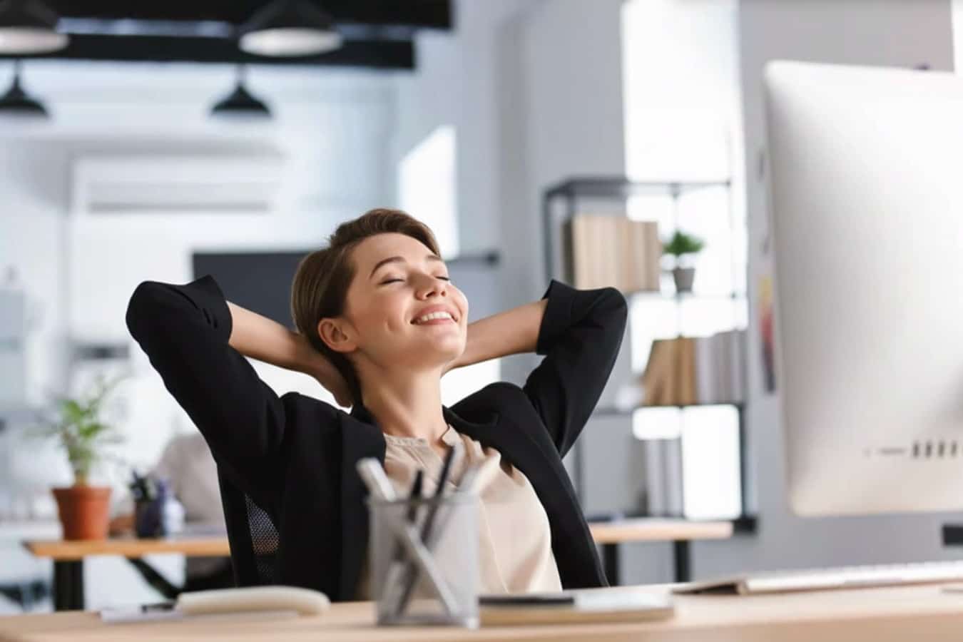 Femme détendue comptabilité