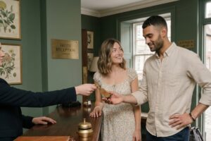 Locations de vacances : comment déjouer les 25 % de frais cachés au moment de payer ? Frais réservation hotel